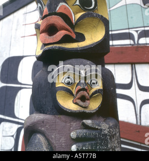 Dettagli su un totem pole in Thunderbird Park Victoria British Columbia Canada KATHY DEWITT Foto Stock