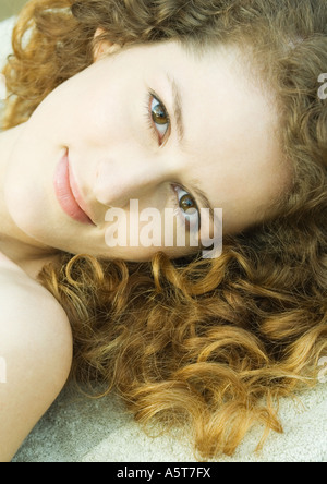 Donna sorridente in telecamera, close-up Foto Stock