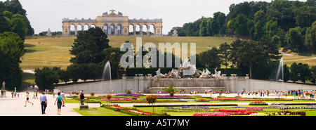 Vienna Palazzo di Schonbrunn panorama fotografia panoramica di giardini ornamentali con Nettuno fontane Vienna Austria Foto Stock