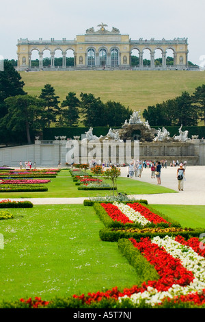 Vienna Schonbrunn Palace giardini ornamentali con fontane di Nettuno e la Gloriette monumento Vienna Austria Europa UE Foto Stock