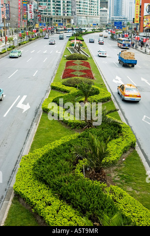 Ornamentali prenotazione centrale in una strada trafficata, Shanghai Foto Stock