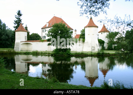 Il castello di Blutenburg circondato dal fiume Wuerm Monaco di Baviera Baviera Germania Foto Stock