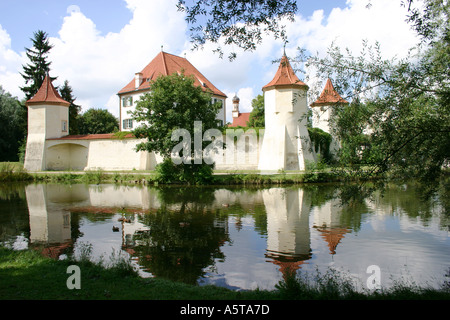 Il castello di Blutenburg circondato dal fiume Wuerm Monaco di Baviera Baviera Germania Foto Stock