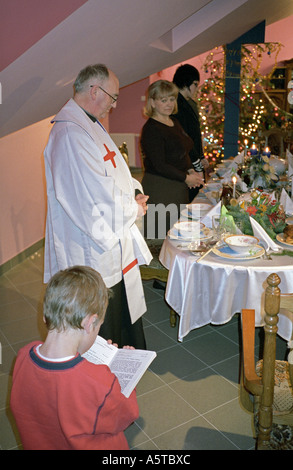 La Polonia, la vigilia di Natale, ragazzo leggere la verità del Vangelo Foto Stock