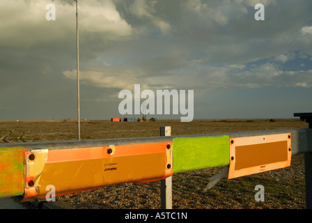 Paesaggio di Dungeness in Kent, con barriera in primo piano Foto Stock