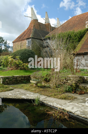 Il giardino e oast houses a Great Dixter in East Sussex. Foto Stock