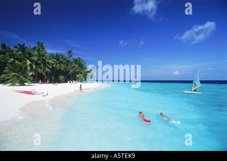 Giovane snorkeling con i marinai del vento off Fihalhohi Island in South Male Atoll alle Maldive Foto Stock