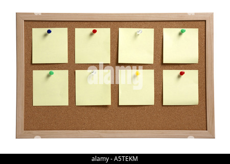 Il Bulletin Board con note giallo tagliati su sfondo bianco Foto Stock