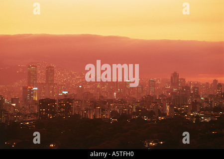 Caracas skyline al tramonto con Park Central Building e barrios su pendii Foto Stock