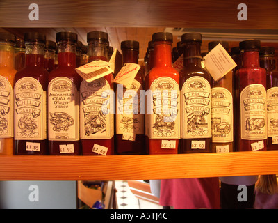 Ripiano di speziato salse sul display in inglese butcher shop s Foto Stock