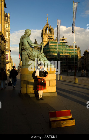 Lettore delle cornamuse a Royal Mile di Edimburgo in Scozia UK Foto Stock