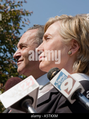 Hilary Clinton e Richard Schumer parlando in Canajoharie New York successivo diluvio di giugno 2006 Foto Stock