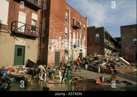 Abitanti e volontari pila detriti dopo le inondazioni del fiume Mohawk Giugno 2006 Canajoharie New York Foto Stock