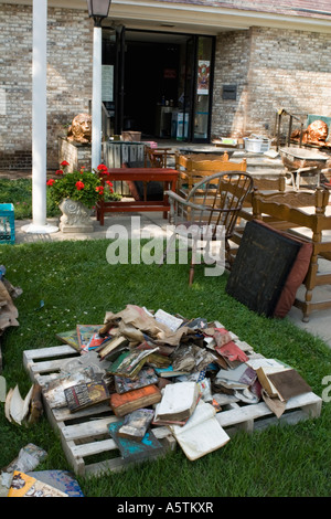 Le operazioni di pulitura a Canajoharie libreria dopo le inondazioni del fiume Mohawk Giugno 2006 Canajoharie New York Foto Stock