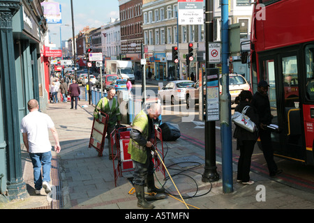 Strada trafficata a Putney, Londra centrale Foto Stock