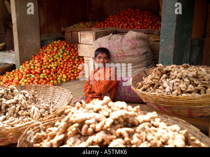 Ragazzo la vendita di verdura, Devaraja mercato di frutta e verdura, Mysore, India Foto Stock