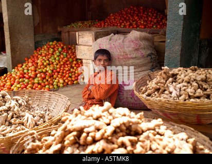 Ragazzo la vendita di verdura, Devaraja mercato di frutta e verdura, Mysore, India Foto Stock