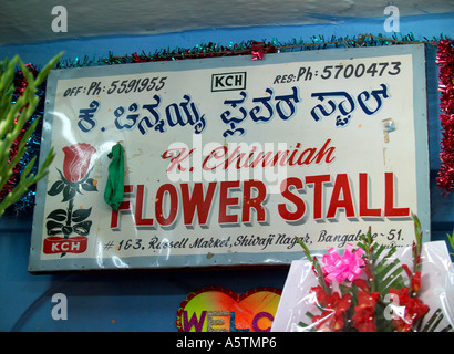 Fiore segno di stallo, in inglese e in Tamil, Mercato di Russell, Bangalore, India del Sud. Foto Stock
