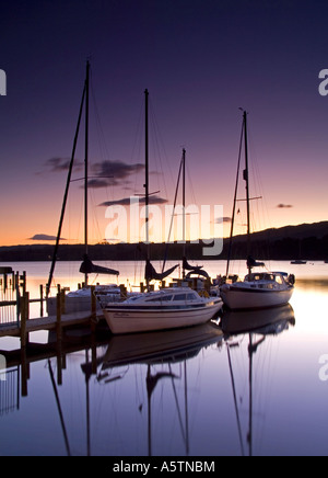 Yacht a vela al fianco di un molo sul Lago di Windermere, Ambleside, Parco Nazionale del Distretto dei Laghi, Cumbria, England, Regno Unito Foto Stock