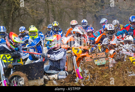 Motocross concorrenti sidecar racing al primo angolo alla partenza della gara Foto Stock