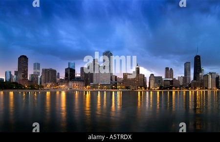 Chicago skyline della città edifici Twilight notte durante la tempesta, STATI UNITI D'AMERICA Foto Stock