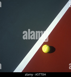 Palla da tennis sul tribunale aperto con striscia bianca dettaglio chiudere fino Foto Stock