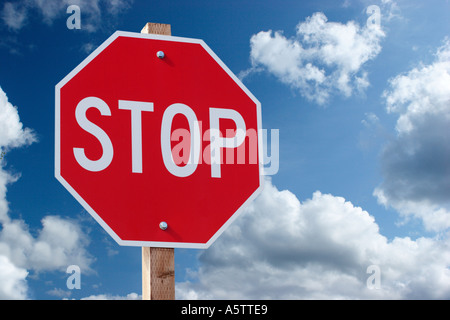 Stop con il cielo blu e nuvole sullo sfondo Foto Stock