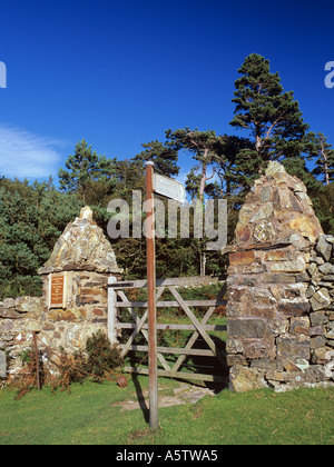 Sentiero pubblico segno e ingresso al Pensychant Riserva Naturale a Sychnant Pass ai piedi delle colline del Parco Nazionale di Snowdonia Foto Stock