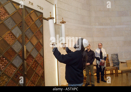 Uomo dalla lettura della Torah in una sinagoga Foto Stock