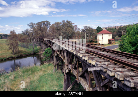 Legno storico ponte stradale attraverso il fiume Murrumbidgee, Gundagai, N.S.W.Australia. Foto Stock