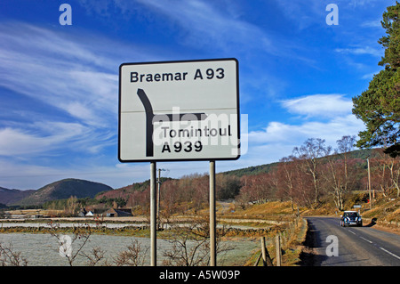 Royal Deeside Road tra Ballater e Braemar, Aberdeenshire. XPL 4989-466 Foto Stock