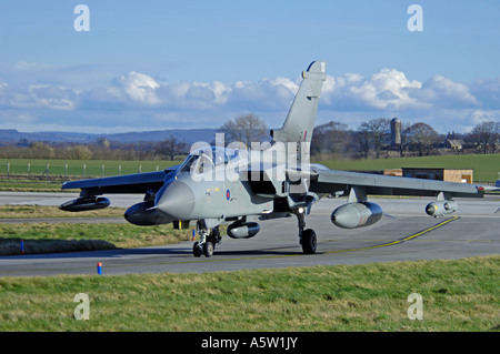 Panavia Tornado F4 Fighter sulla pista di rullaggio, RAF Lossiemouth, murene. 4926-461 XAV Foto Stock