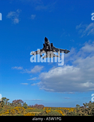 Panavia Tornado F4 Fighter sull approccio finale di RAF Lossiemouth, murene. 4932-461 XAV Foto Stock