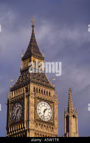 Big Ben, Wold guardare il famoso Palazzo di Westminster Londra Inghilterra. XPL 4911-460 Foto Stock