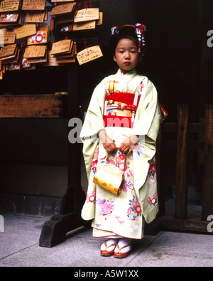 Giovane ragazza locale vestito perfettamente nel tradizionale abbigliamento geisha TOKYO GIAPPONE Foto Stock