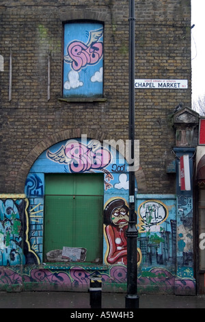 Graffiti a cappella mercato. Islington, Londra, Inghilterra Foto Stock