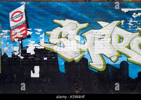Murale della metropolitana e ferroviaria di segno grafitti e Old Street Hackney London Inghilterra England Foto Stock