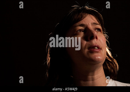 Ritratto di donna su sfondo nero Foto Stock