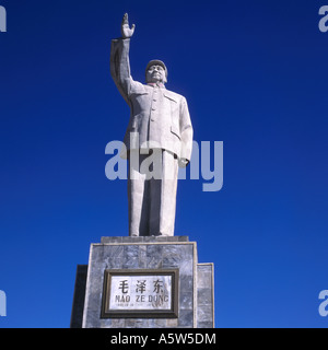 Grande pietra bianca statua scolpita di Mao Zedong sul plinto al di sotto del profondo cielo blu,Chengdu,provincia di Sichuan, in Cina. Foto Stock