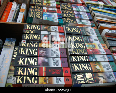 Stephen King romanzi sullo scaffale di una libreria in un negozio Foto stock  - Alamy