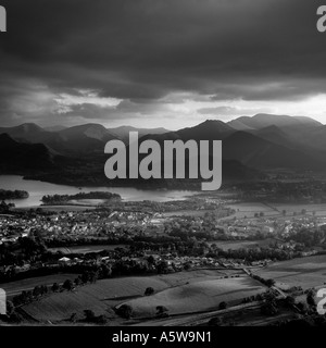 Vista da lattrigg una croce Derwent Water keswick verso derwent fells causey pike cat campane Cumbria Foto Stock