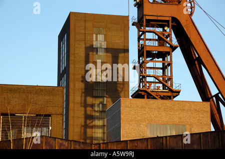 Conserve di miniera di carbone Zollverein, Essen, Germania. Albero 1/2/8, silhouettte di vecchi su new tower. Foto Stock