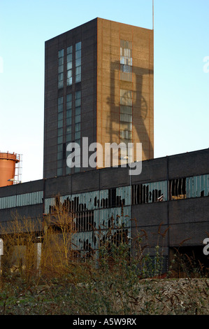 Conserve di miniera di carbone Zollverein, Essen, Germania. Albero 1/2/8, silhouettte di vecchi su new tower. Foto Stock