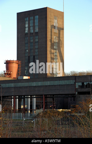 Conserve di miniera di carbone Zollverein, Essen, Germania. Albero 1/2/8, silhouettte di vecchi su new tower. Foto Stock