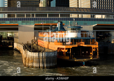 La Staten Island Ferry in Manhattan Ferry Terminal in New York City USA 2007 Foto Stock