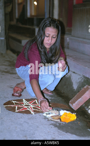 Ritratto di ragazza nepalese preparazione offerta rituale a Tihar è Fistival luci del terzo giorno Deepawali Thamel street Kathmandu in Nepal Foto Stock