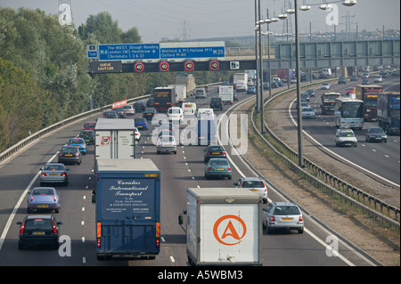 Pesantemente il traffico congestionato in variabile velocità limitata corsie sulla M25 vicino all' Aeroporto di Heathrow nel Regno Unito. Foto Stock