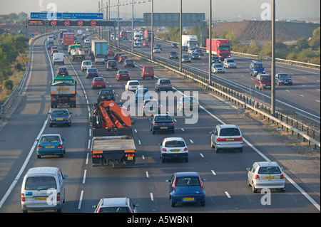 Pesantemente il traffico congestionato in variabile velocità limitata corsie sulla M25 Autostrada vicino all' Aeroporto di Heathrow nel Regno Unito. Foto Stock