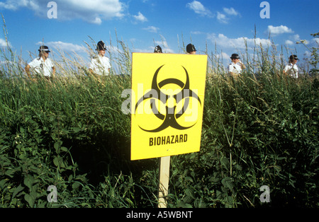 Polizia e Bio Hazard Sign at, GMO Test Sight, Pryton, Oxfordshire, Inghilterra, Regno Unito, GB. Foto Stock