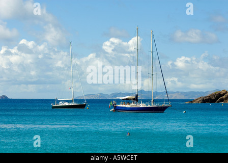 Barche a vela ancorate a Colombier St. Barths con Saint Martin all'orizzonte Foto Stock